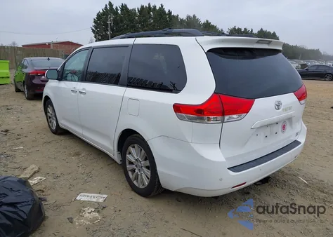 2013 Toyota Sienna Xle 7 Passenger z USA, uszkodzony, nr VIN 5TDDK3DC3DS049505